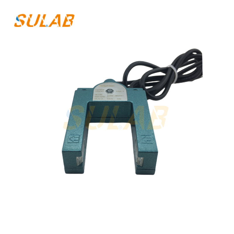 Photoelectric Leveling Sensor for Elevators with 100 mm Sensing Distance 10-30 VDC and IP67 Protection